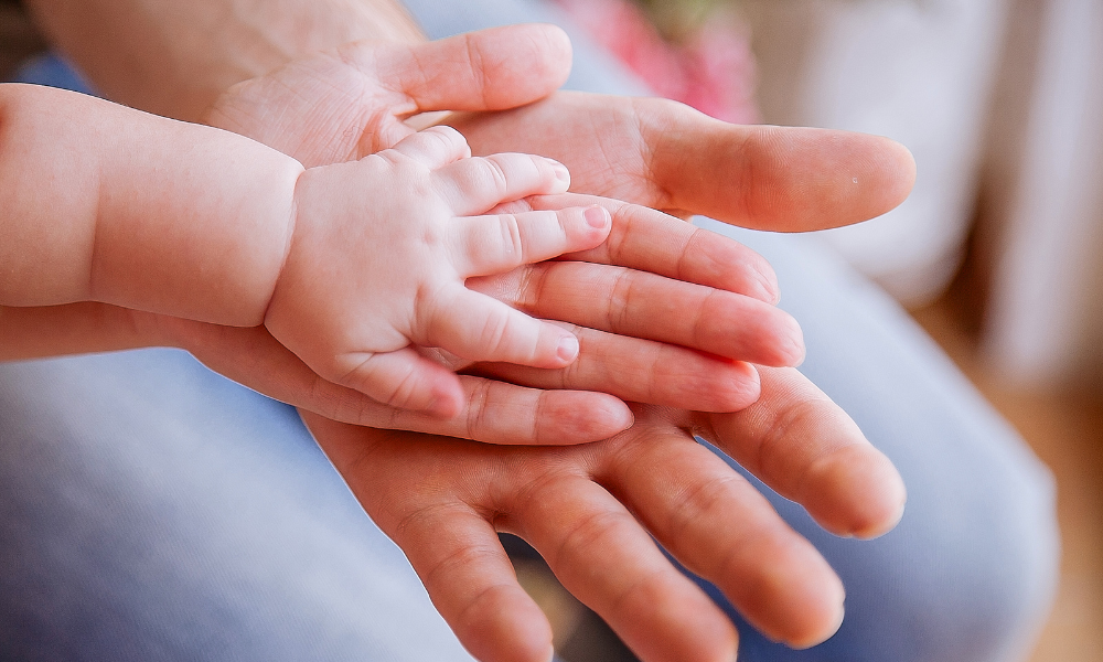 Confirmada la ampliación del permiso de maternidad y paternidad a 17 semanas, así como otras 2 semanas adicionales remuneradas