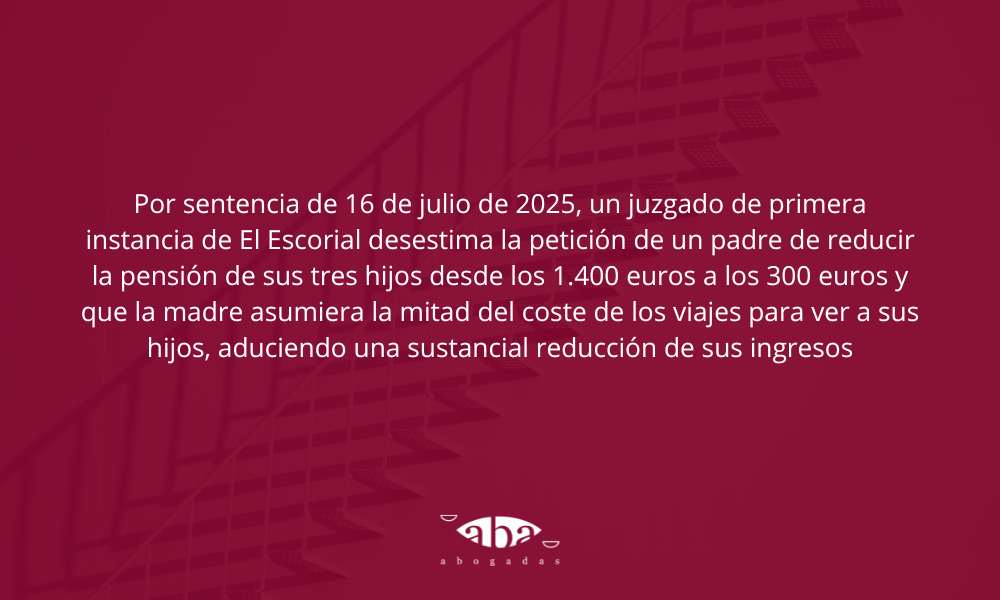 Por sentencia de 16 de julio de 2025, un juzgado de primera instancia de El Escorial desestima la petición de un padre de reducir la pensión de sus tres hijos desde los 1.400 euros a los 300 euros y que la madre asumiera la mitad del coste de los viajes para ver a sus hijos, aduciendo una sustancial reducción de sus ingresos.
